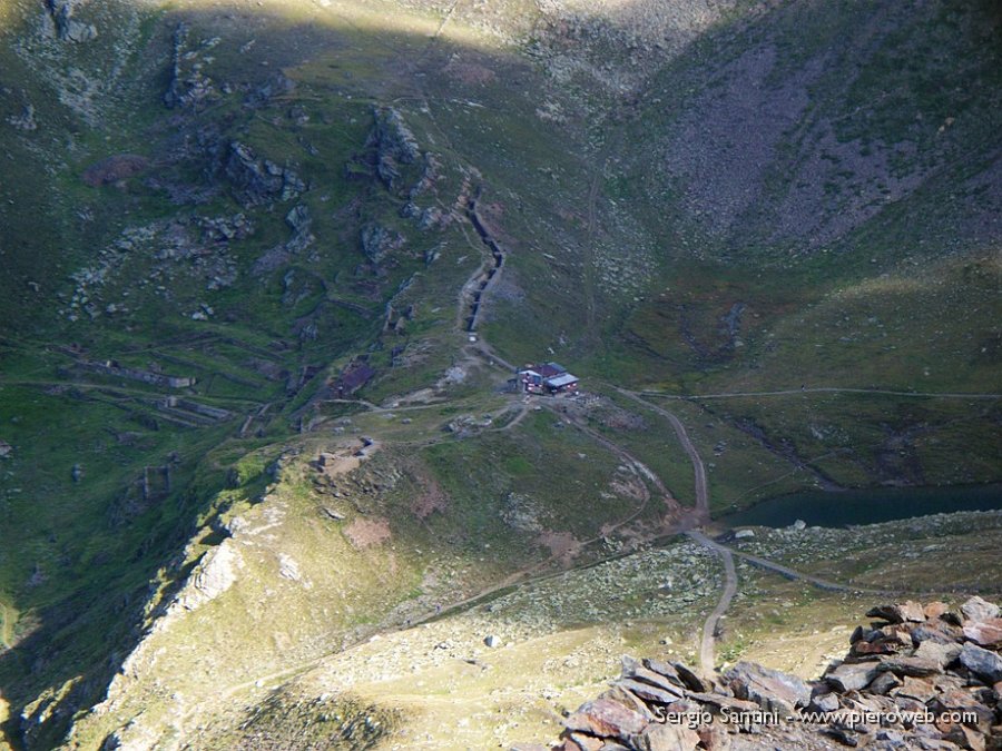 04 Rifugio bozzi e laghetto.JPG